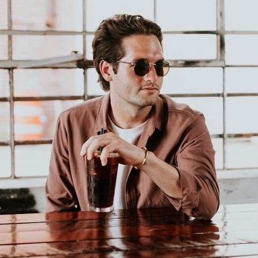 Sugar Daddy bem-sucedido usando iSugar para encontrar sugar baby